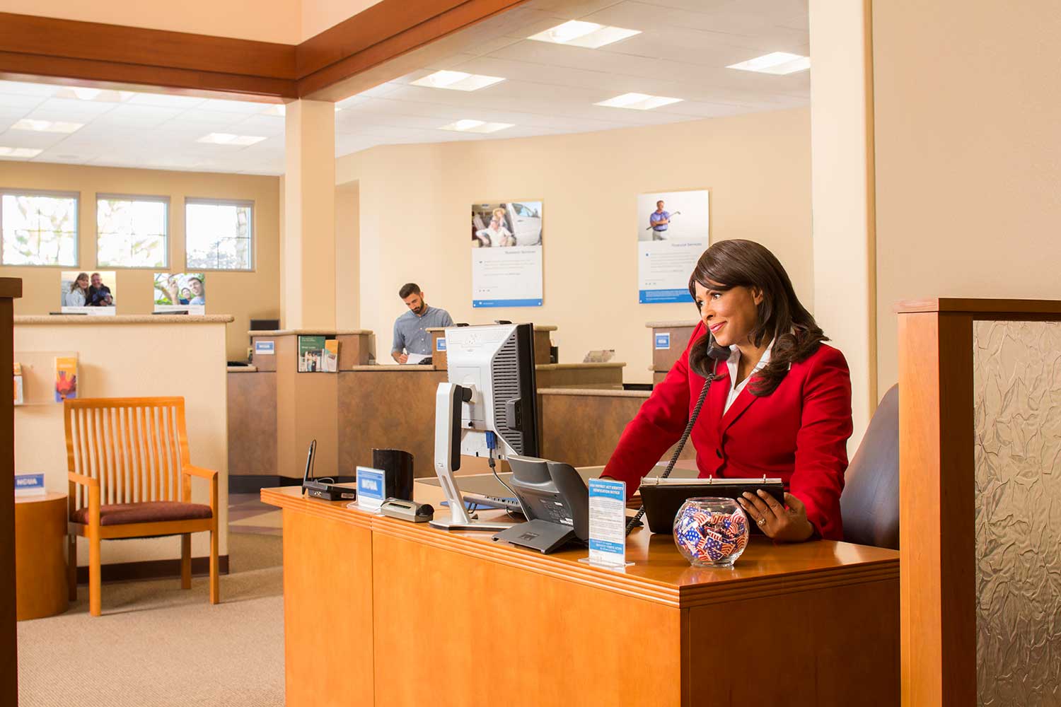 Bank clerk on the phone behind a desk